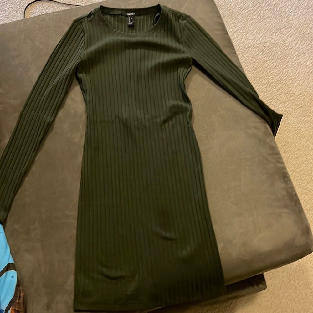 Dark green ribbed long-sleeve dress with back cut-out